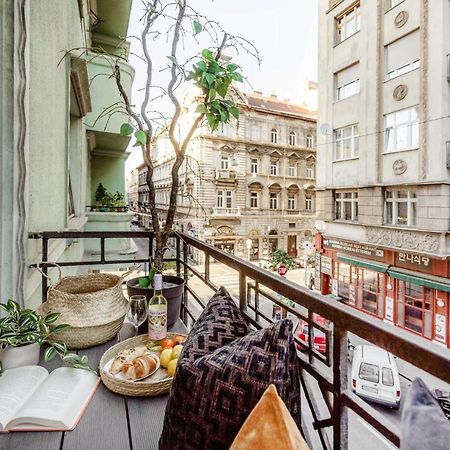 Chill On The Screened Balcony-Budapest Most Historic Landmarks Luaran gambar