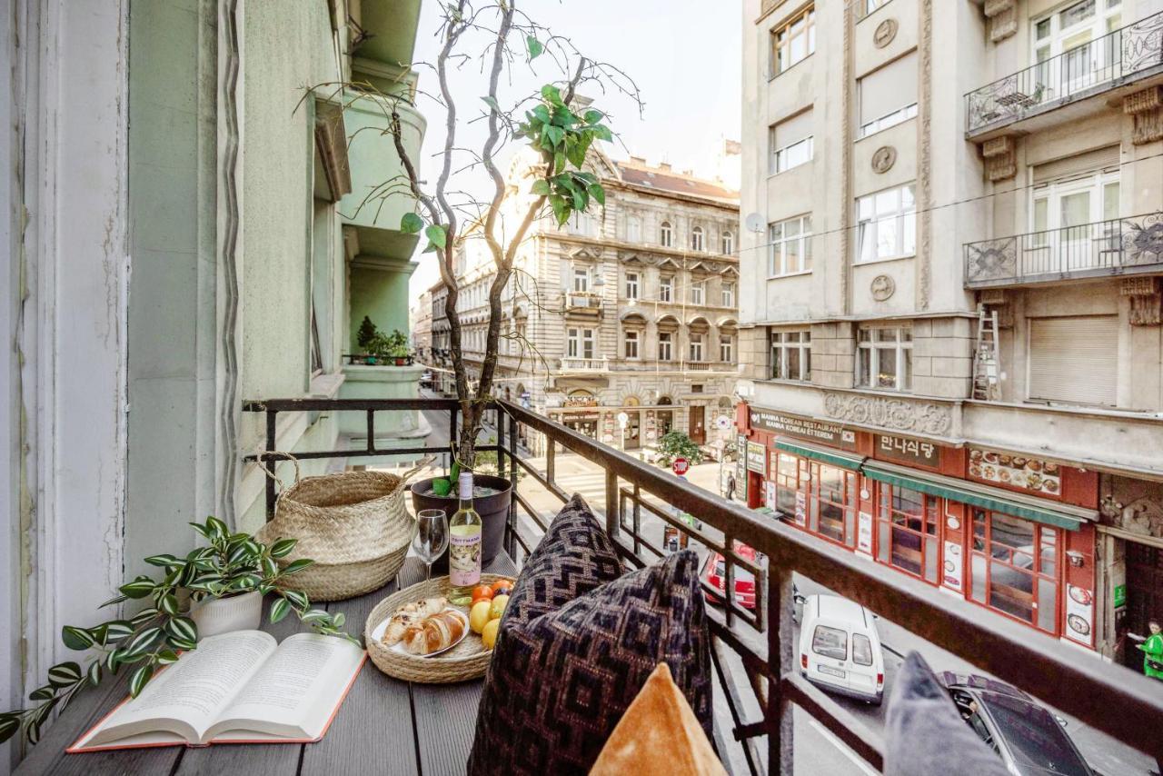 Chill On The Screened Balcony-Budapest Most Historic Landmarks Luaran gambar